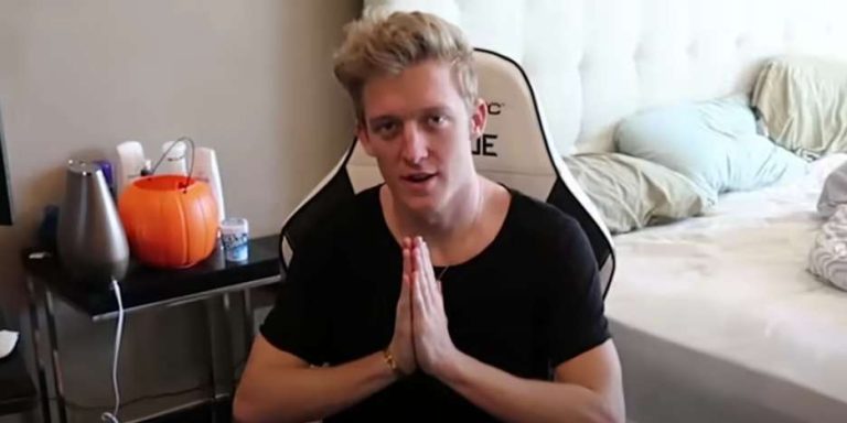 Which chair does Tfue uses?